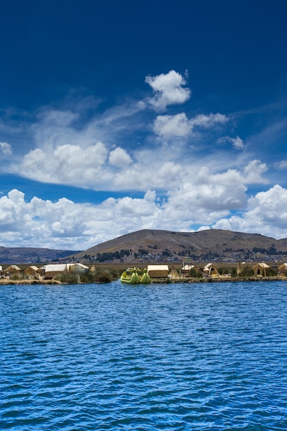 Barca Totora sul lago Titicaca vicino a Puno Perù