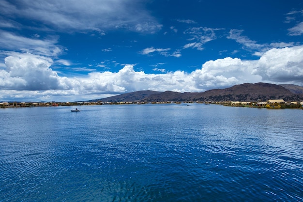 Barca Totora sul lago Titicaca vicino a Puno Perù