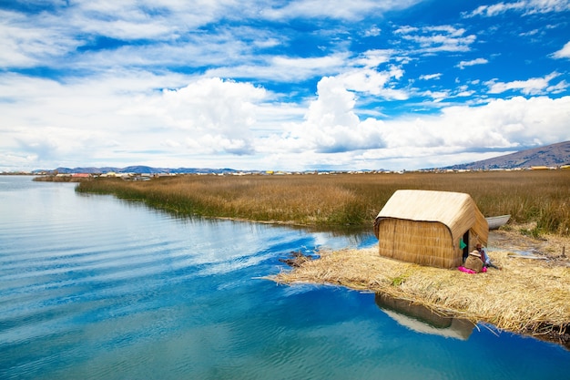 Barca Totora sul lago Titicaca vicino a Puno, Perù