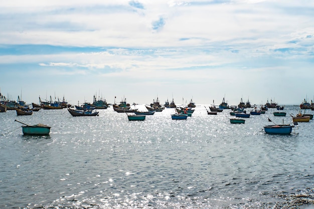 Barca tradizionale vietnamita nel cesto sagomato al villaggio di pescatori Binh Thuan