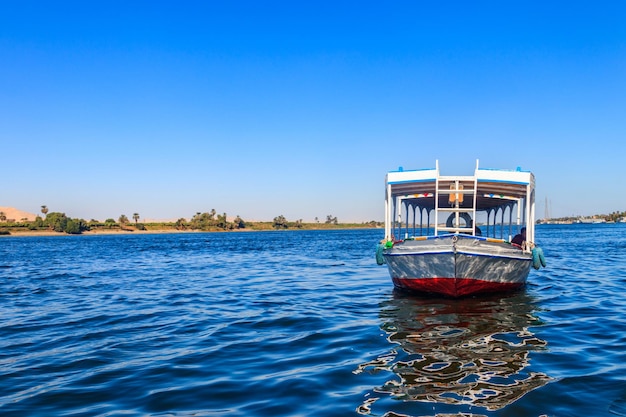 Barca turistica a vela sul fiume Nilo a Luxor, Egitto