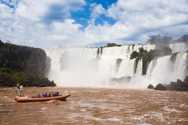 Barca turistica alle cascate di Iguazu