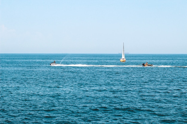 Barca turistica che naviga qui sul mare blu.