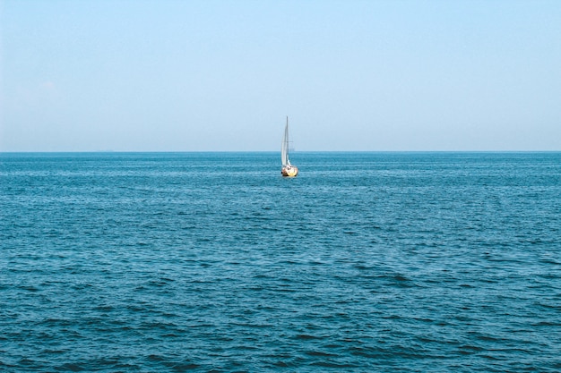 Barca turistica che naviga qui sul mare blu.