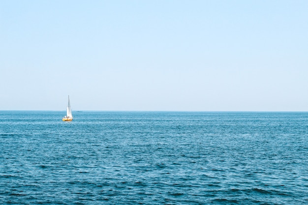 Barca turistica che naviga qui sul mare blu.