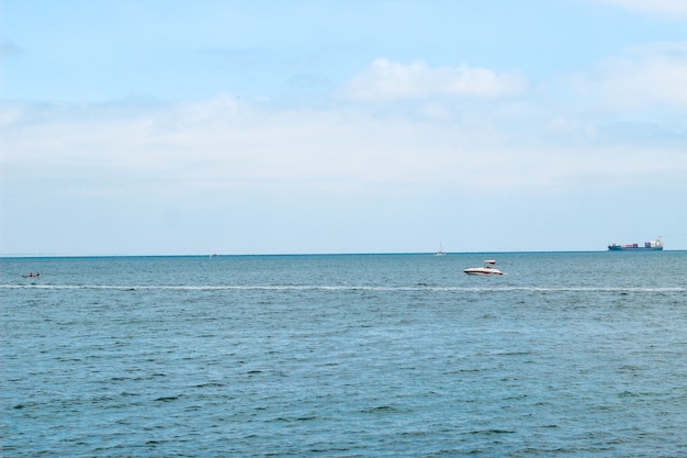 Barca turistica che naviga qui sul mare blu.