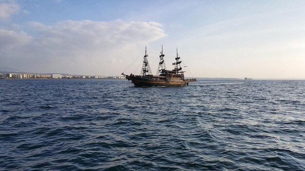 Barca turistica d'epoca a Salonicco, in Grecia
