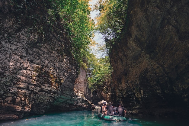 Barca turistica nel canyon di martvili in georgia bellissimo canyon con fiume di montagna di acqua blu posto a