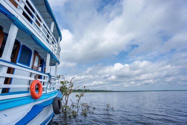 Barca turistica nel fiume amazzonico
