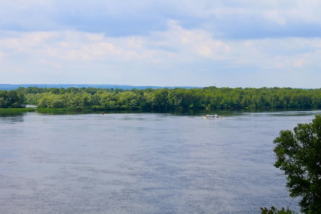 Barca turistica sul fiume Dnieper a Kremenchug Ucraina