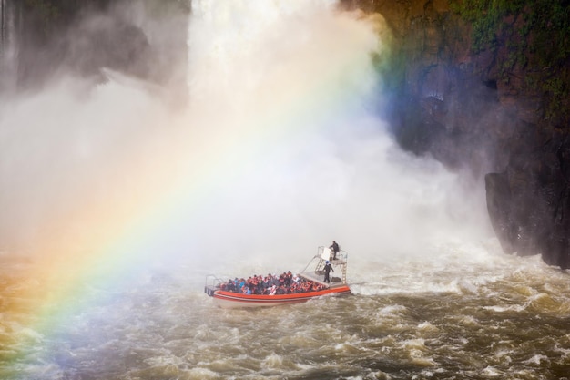 Barca vicino alle cascate di Iguazu (Cataratas del Iguazu), cascate del fiume Iguazu al confine tra Argentina e Brasile.