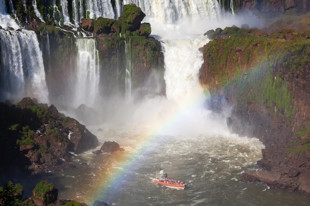 Barca vicino alle cascate di Iguazu (Cataratas del Iguazu), cascate del fiume Iguazu al confine tra Argentina e Brasile.