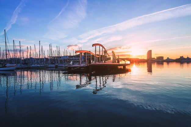 Barcellona Port Vell con barca a vela