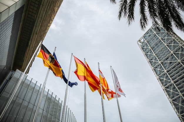 BARCELLONA SPAGNA 15 OTTOBRE 2018 Bandiere spagnole a Barcellona Strade moderne