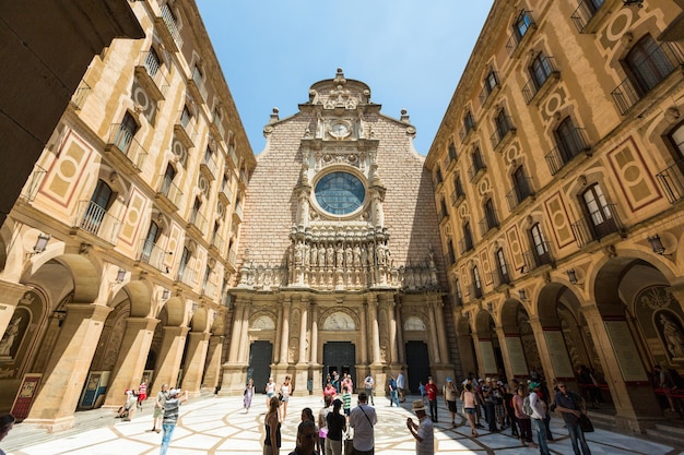 Barcellona Spagna 25 giugno 2015 persone che esplorano l'esterno del monastero benedettino di Montserrat vicino a Barcellona Catalonia Spagna