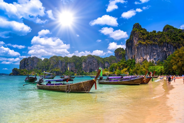 Barche a coda lunga e rocce sulla spiaggia di Railay ad ovest di Ao Nang Krabi