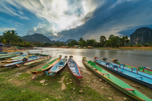 barche a coda lunga sul fiume Song Nam in Vang Vieng, Laos.