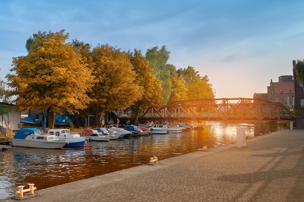 Barche a motore dal ponte storico del metallo dentro a Szczecin, Polonia