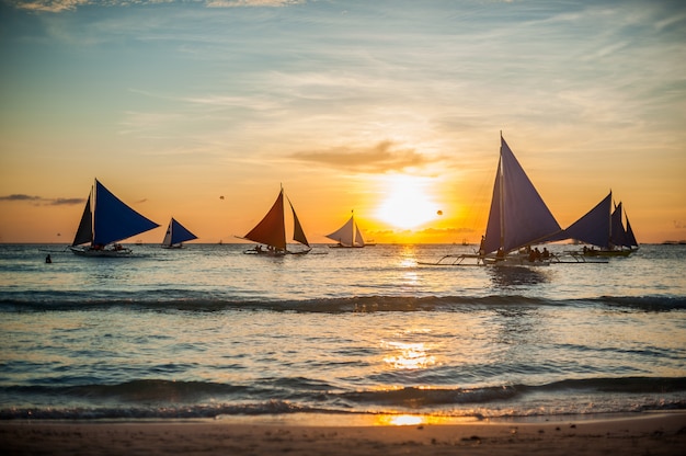 Barche a vela al tramonto, isola di Boracay