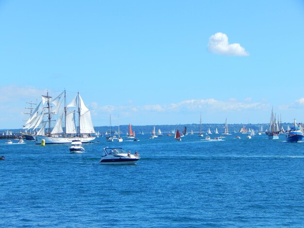 Barche a vela che navigano in mare contro il cielo blu