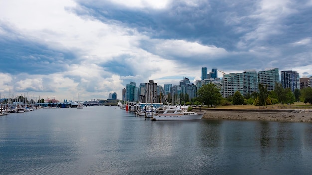 Barche a vela di yacht ormeggiate al porto del porto marittimo e all'orizzonte della città di Vancouver in Canada