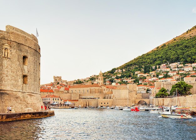 Barche a vela e il Forte di San Giovanni e il Porto Vecchio nel Mare Adriatico a Dubrovnik, Croazia