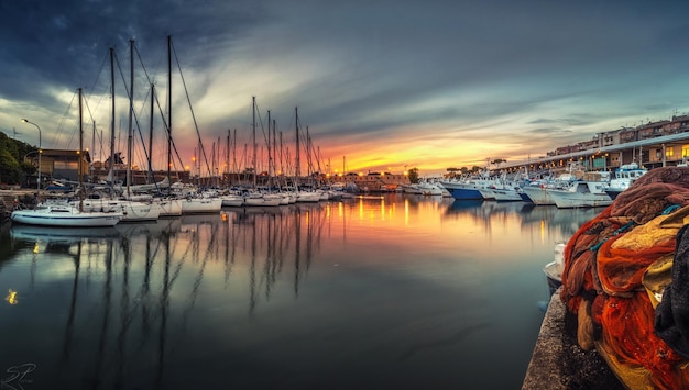 Barche a vela in mare al tramonto