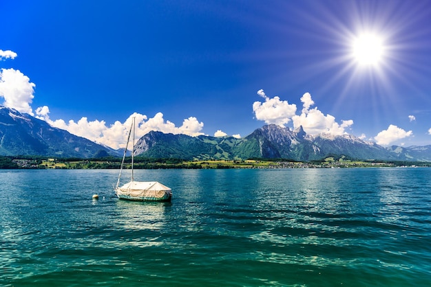 Barche a vela nel lago di Thun Thunersee Berna Svizzera