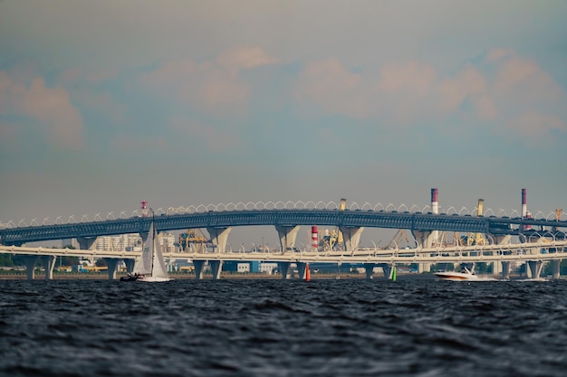 Barche a vela sullo sfondo dell'autostrada bulk isola costruzione gru tubi della potenza termica