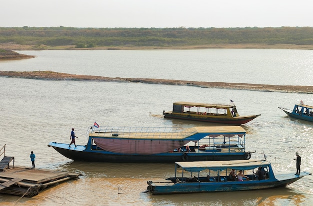 Barche al fiume Siem Reap, in Cambogia.