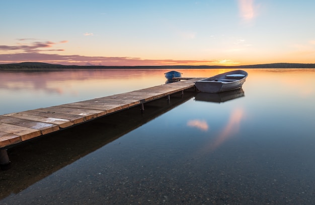 Barche al molo sul lago