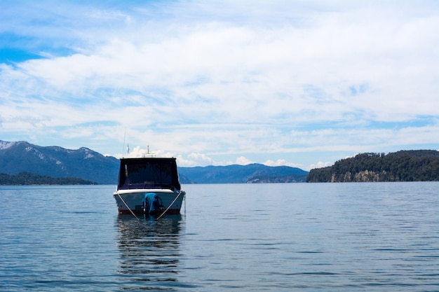 Barche che navigano sull'acqua calma del lago.