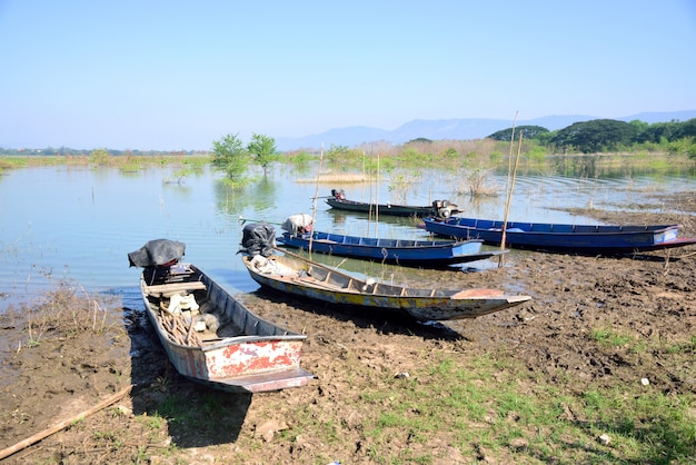 Barche che pescano nella diga di Lam Ta Khong, distretto di Pak Chong, provincia di Nakhon Ratchasima, Thailan