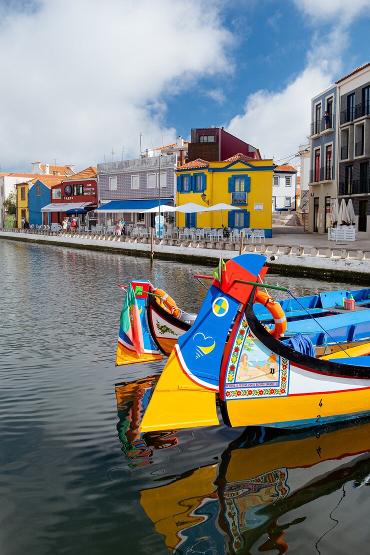 barche classiche nei canali d'acqua di Aveiro Portogallo