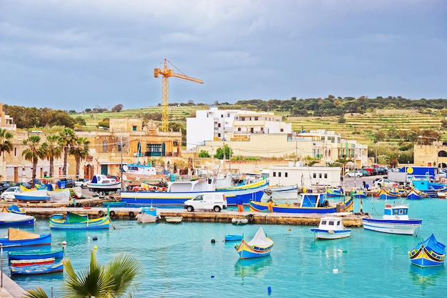 Barche colorate Luzzu al porto di Marsaxlokk nell'isola di Malta