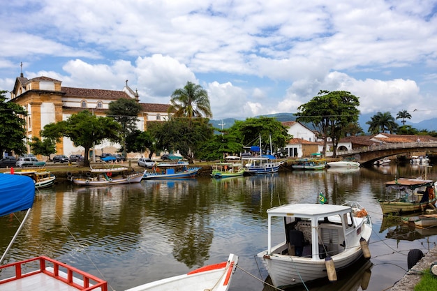 Barche colorate nella baia della famosa città storica di Paraty, Brasile