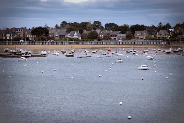 Barche con la bassa marea sulla costa della Bretagna, France