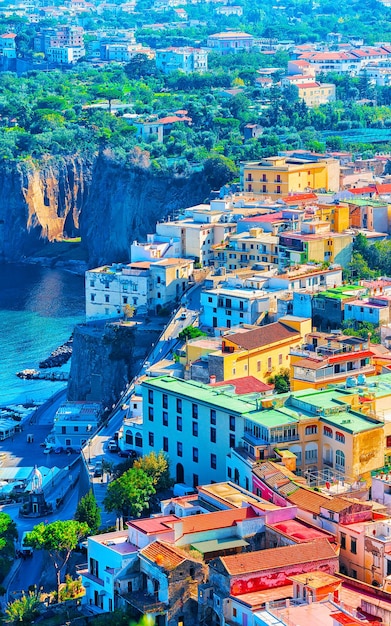 Barche da crociera e navi con turisti nel lussuoso porto di Marina Grande a Sorrento vicino a Napoli sul Mar Tirreno, Costiera Amalfitana, Italia. Paradiso estivo italiano. Le montagne della costa amalfitana.