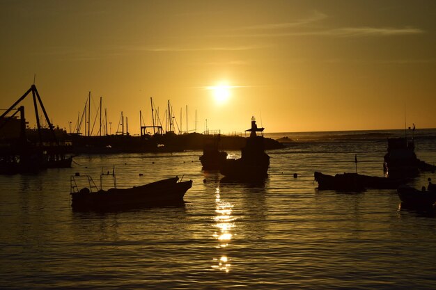 Barche da pesca al molo della città al tramonto sul porto di Antofagasta Cile