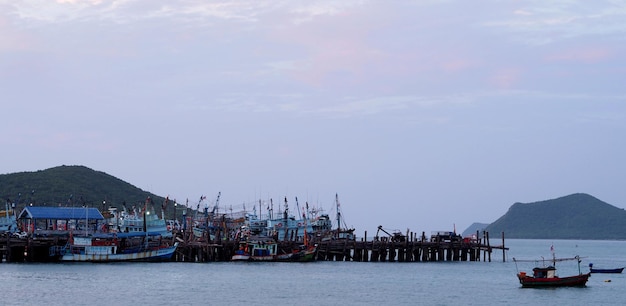 barche da pesca al porto in mare