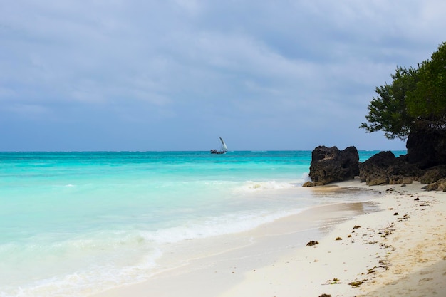 Barche da pesca in mare a Zanzibar. Bellissima spiaggia di Zanzibar con acque turchesi e barche