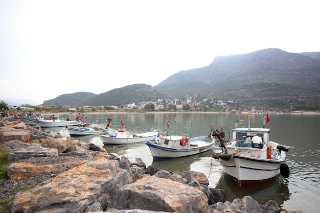 Barche da pesca in riva al mare