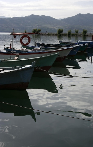 Barche da pesca nel lago Beysehir in Turchia