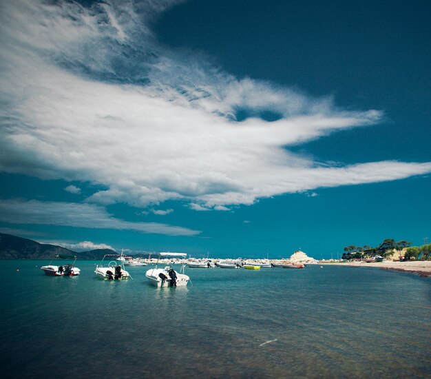 Barche da pesca nel Mar Ionio in Grecia