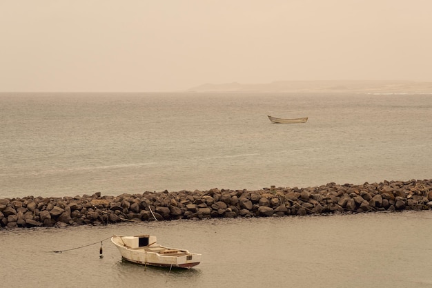 Barche da pesca nel porto dell'isola di Sal a Capo Verde