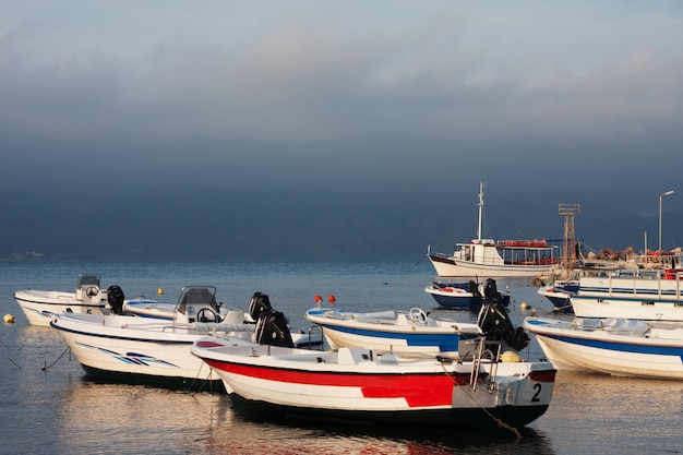 Barche da pesca ormeggiate nel porto della città di Zante, Zacinto, Grecia