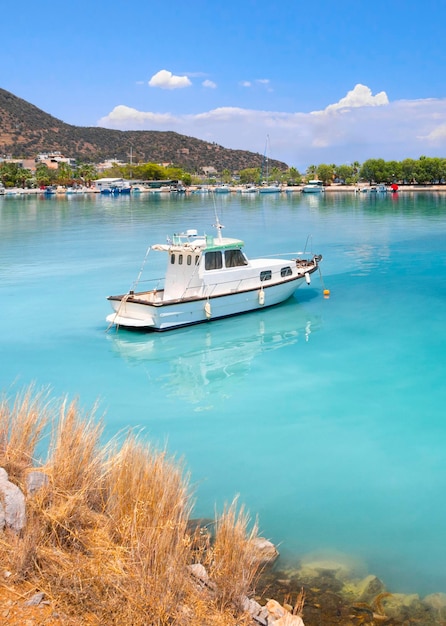 Barche da pesca si trovano nel porto turistico della località turistica di Methana nel Peloponneso in Grecia