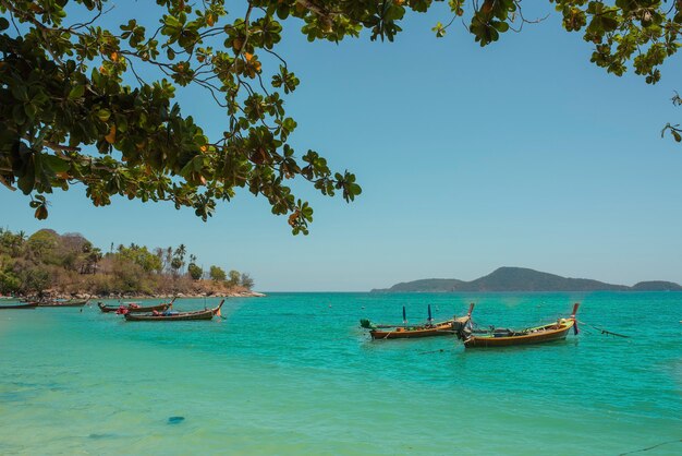 Barche da pesca sulla costa del mare in Thailandia sull'isola di Phuket.