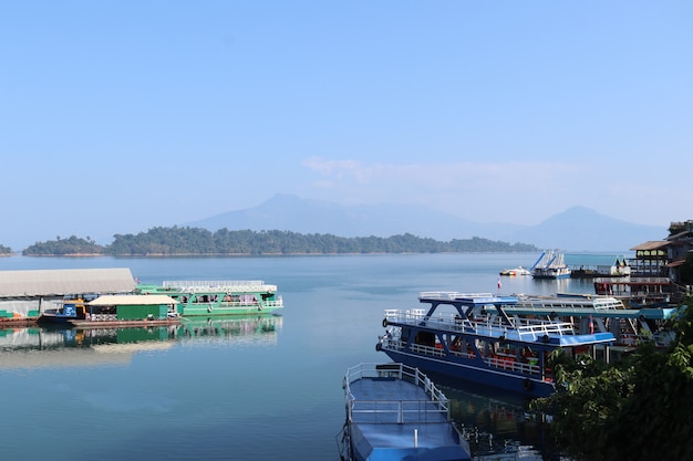 barche da turismo a Nam Ngum Dam, laos