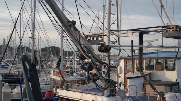 Barche del pescatore nella pesca del molo del porto marittimo dell'industria della pesca del porticciolo negli Stati Uniti